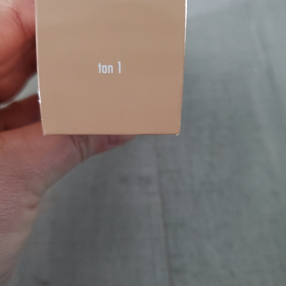 Stila Foundation Hide and Chic new - Picture 2 of 3